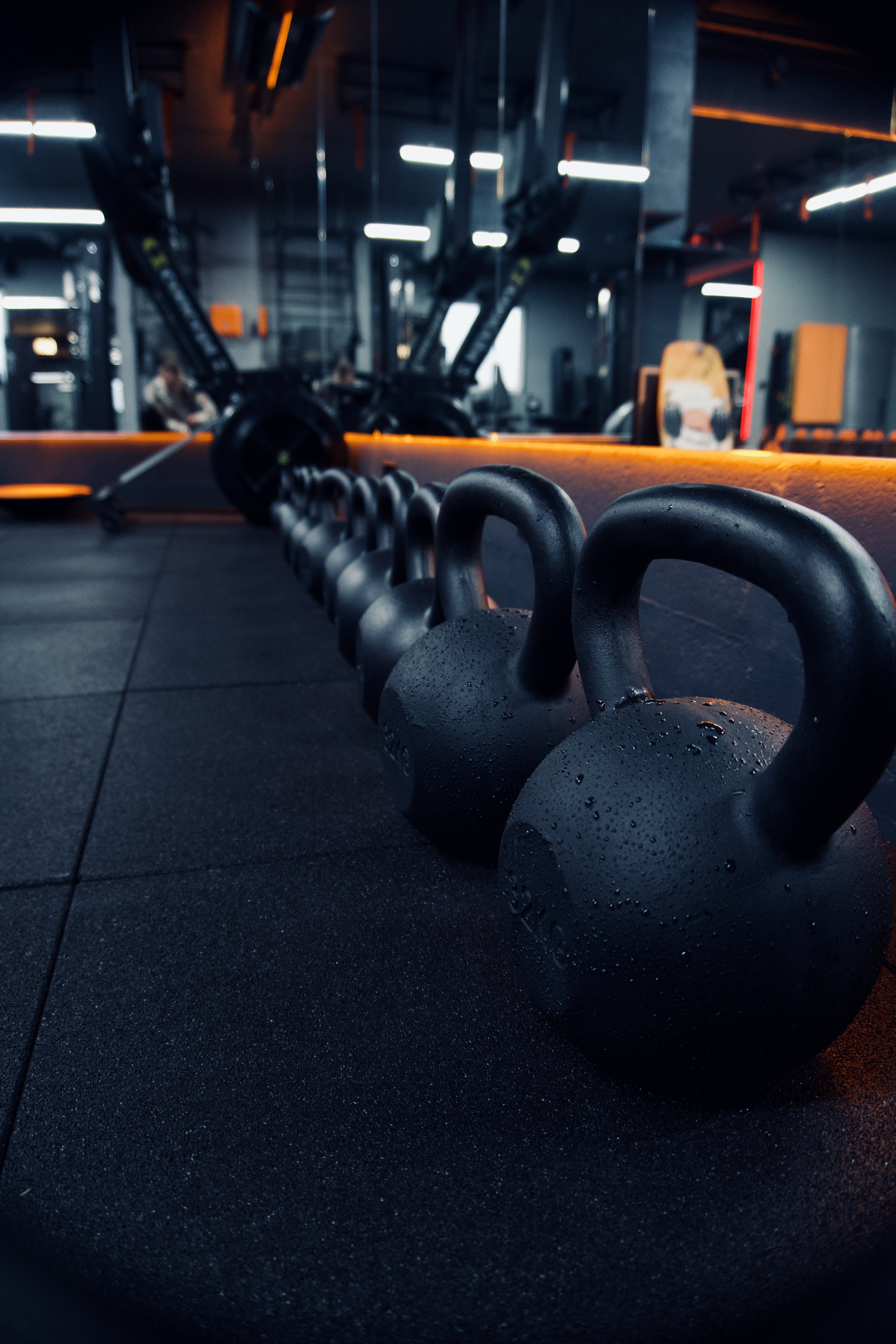 Гирі у тренажерному залі SWITCH GYM